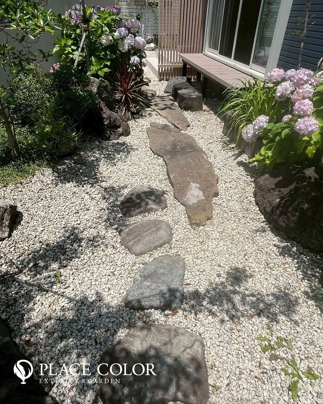 石と緑が導く、季節を感じる小道のご紹介