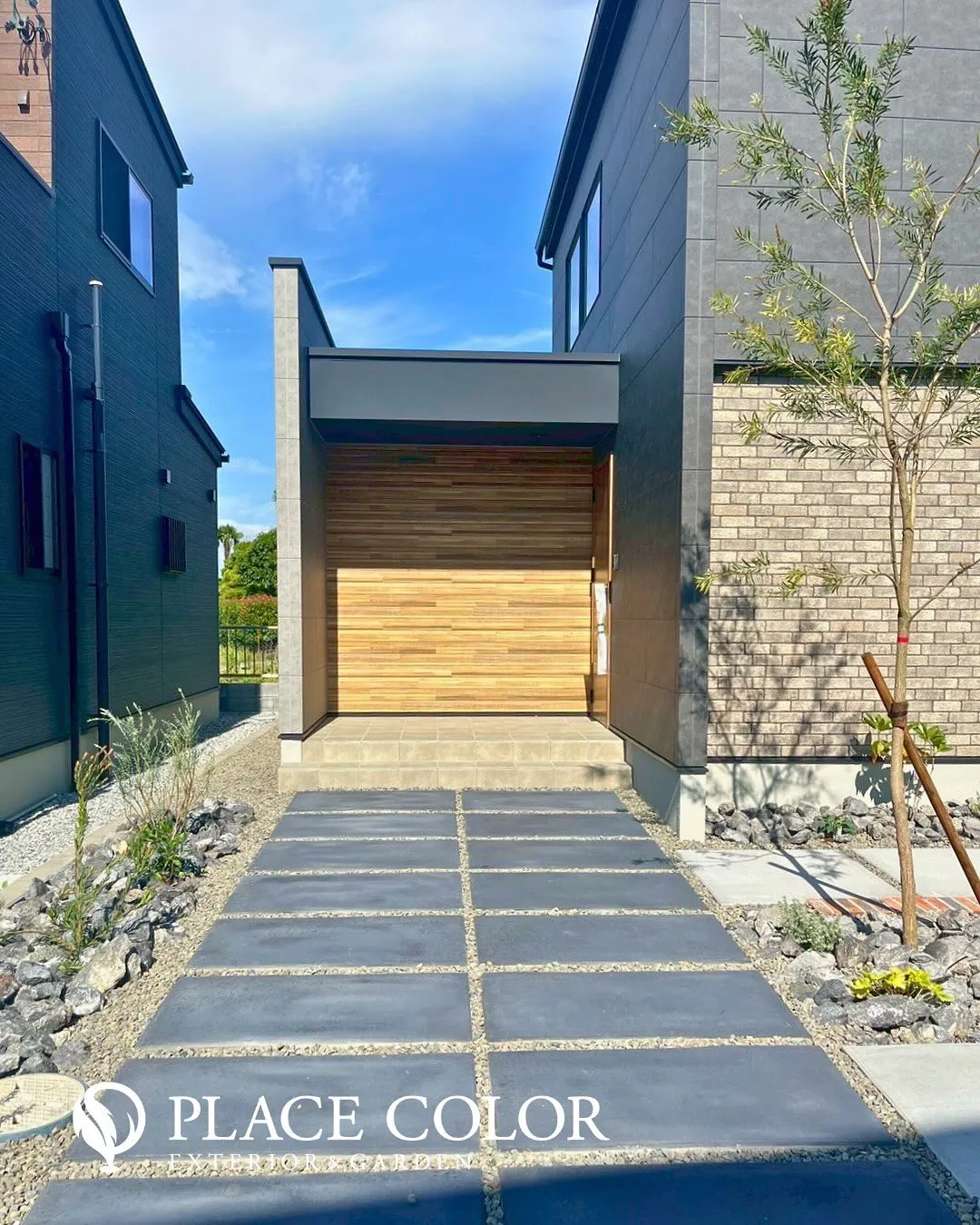 素材とラインが際立つ、シンプルモダンなエントランスのご紹介