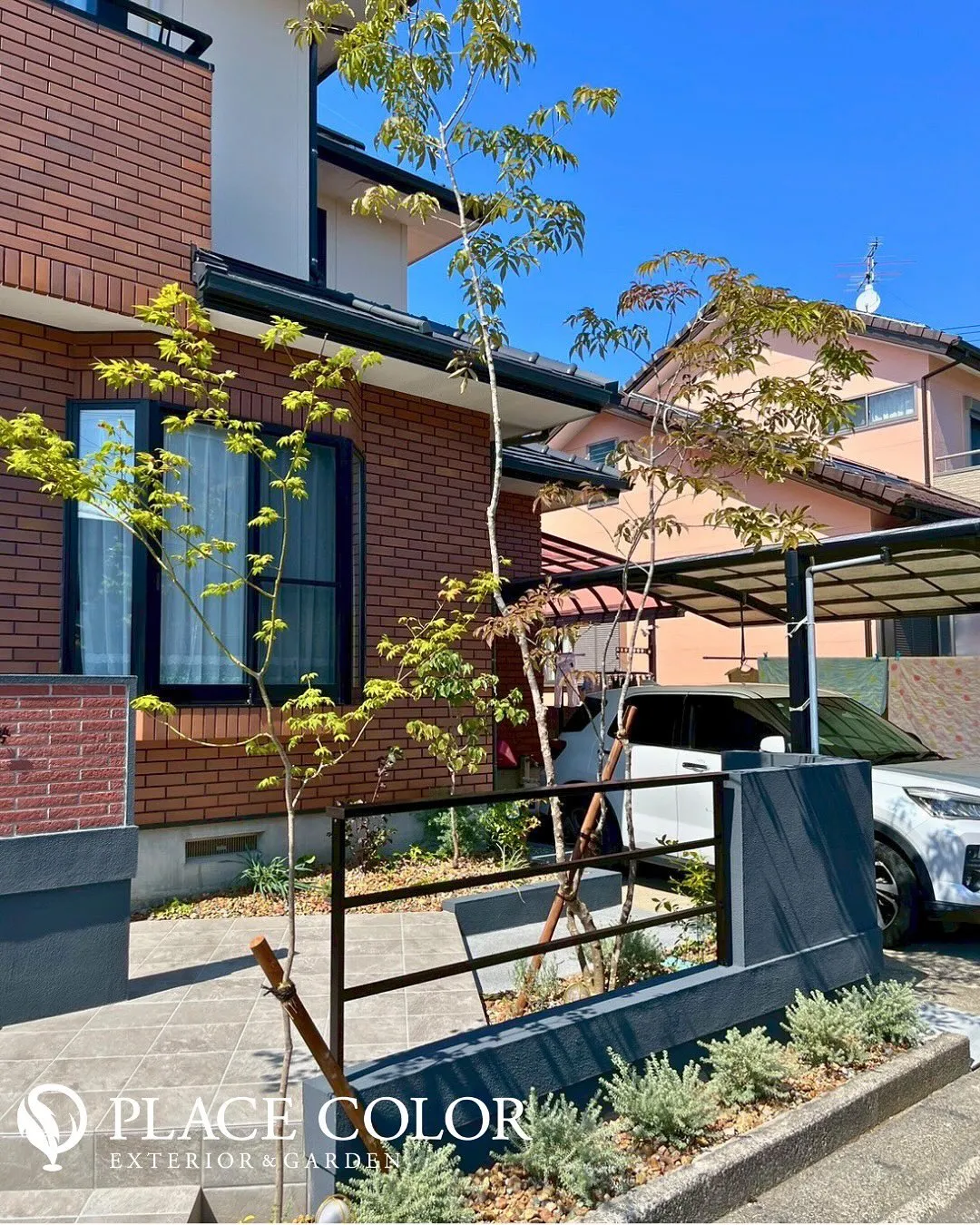 落ち着いた赤レンガの建物に調和するモダンな門まわりのご紹介🌿