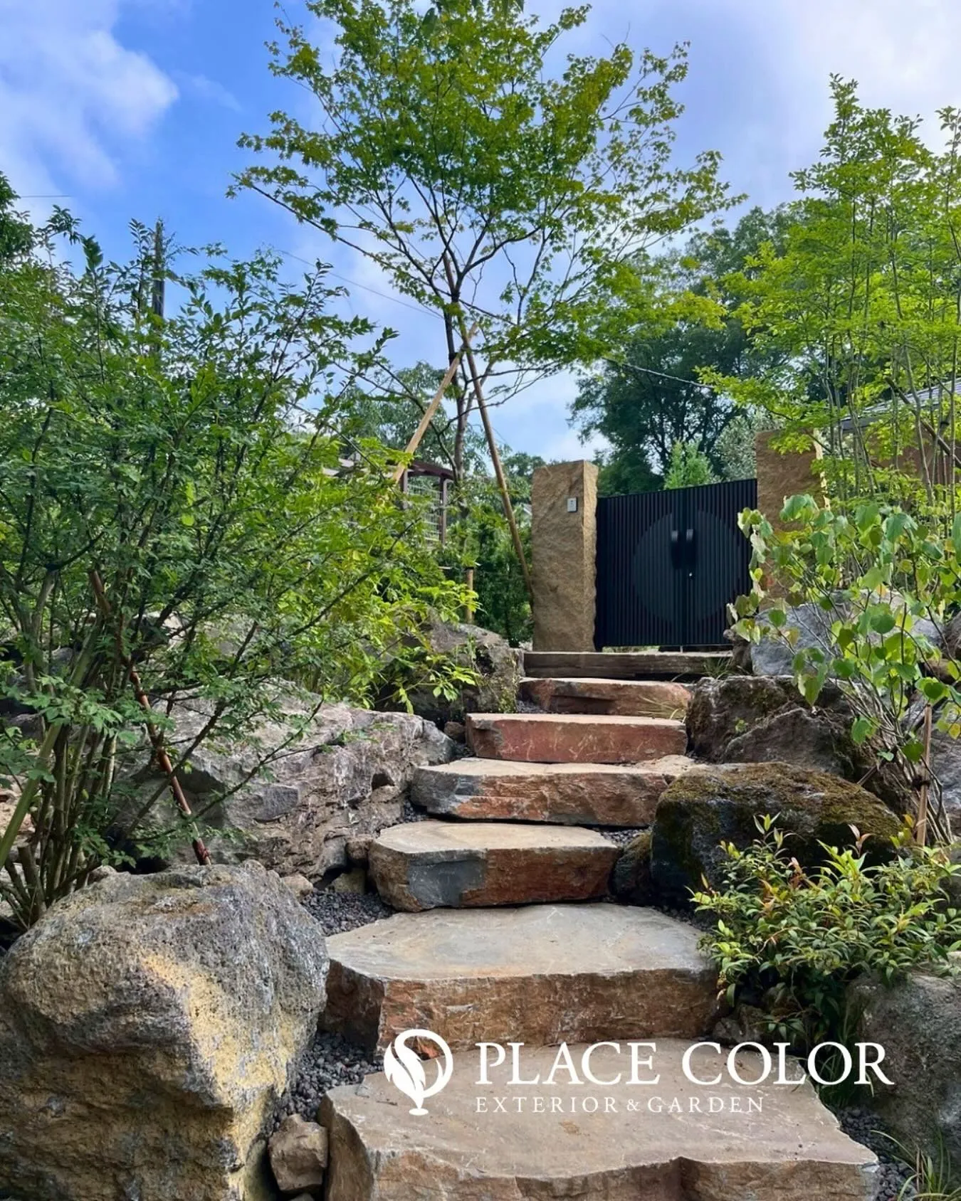 自然石を贅沢に使用したアプローチ🪨は、緩やかな曲線と高低差が...