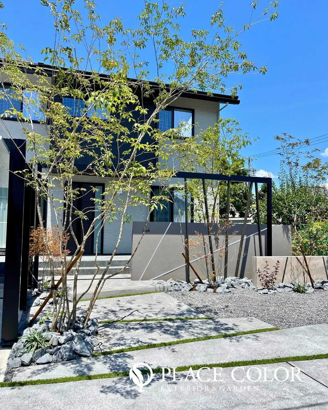 まっすぐに延びるアプローチが庭に奥行きを与え、ナチュラルな植...