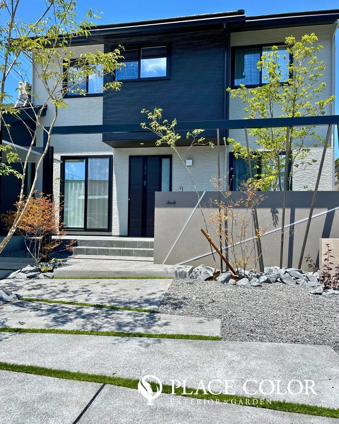 まっすぐに延びるアプローチが庭に奥行きを与え、ナチュラルな植...