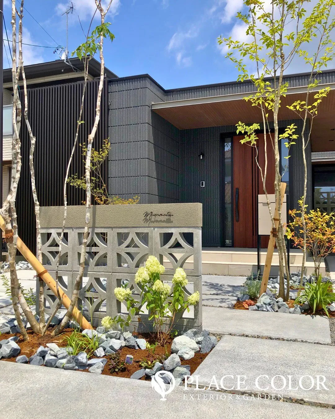 透かしブロックを取り入れた門袖が印象的なファサード🔳柔らかな...