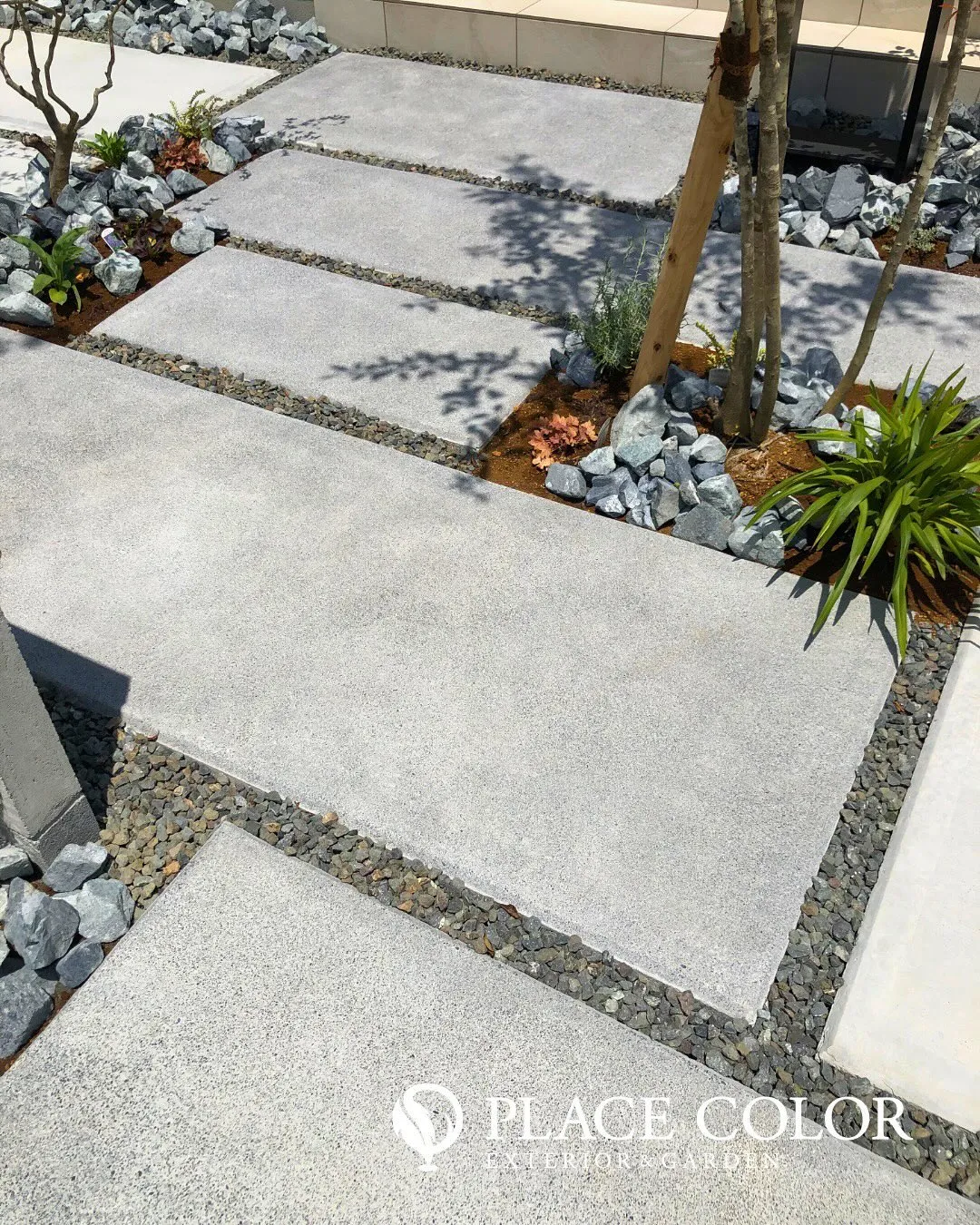 透かしブロックを取り入れた門袖が印象的なファサード🔳柔らかな...