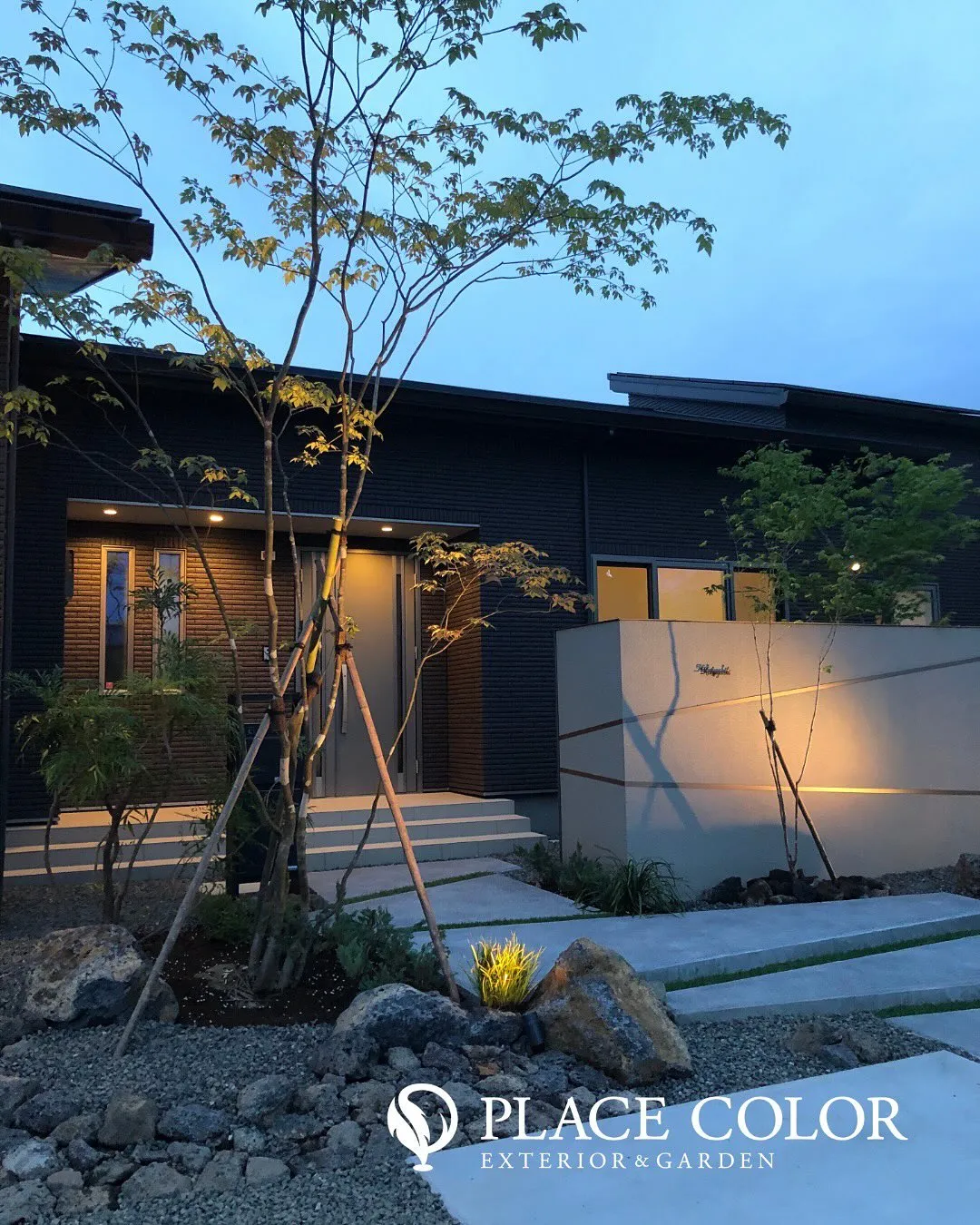 横スリットとライトアップを組み合わせた門塀が印象的なファサー...