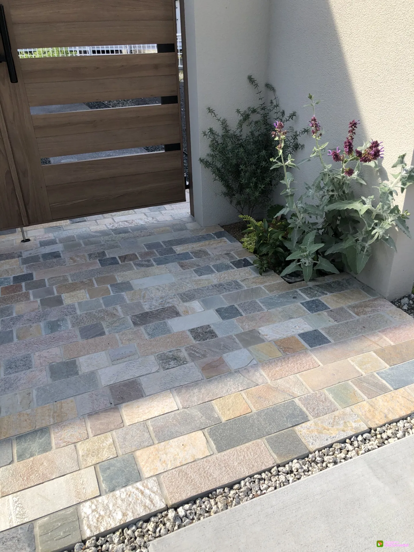 色幅のある天然石がアプローチを明るく彩ります。