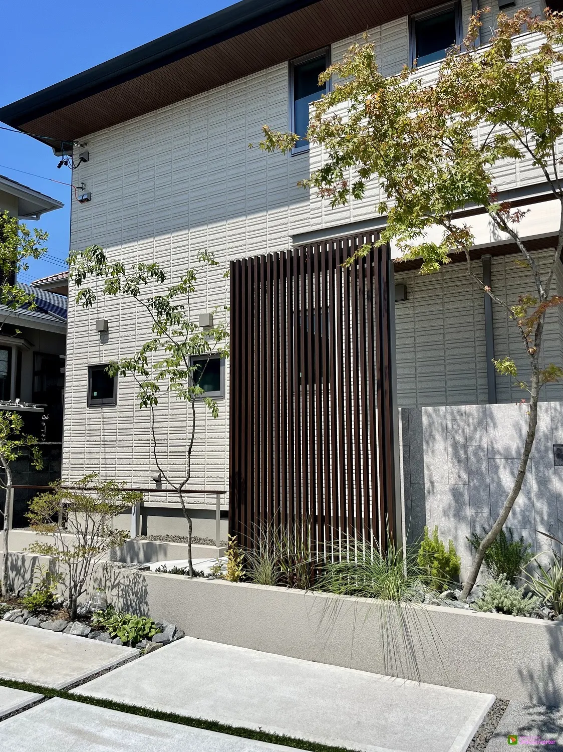 格子フェンスと門壁の裏は駐車スペースとなっています。