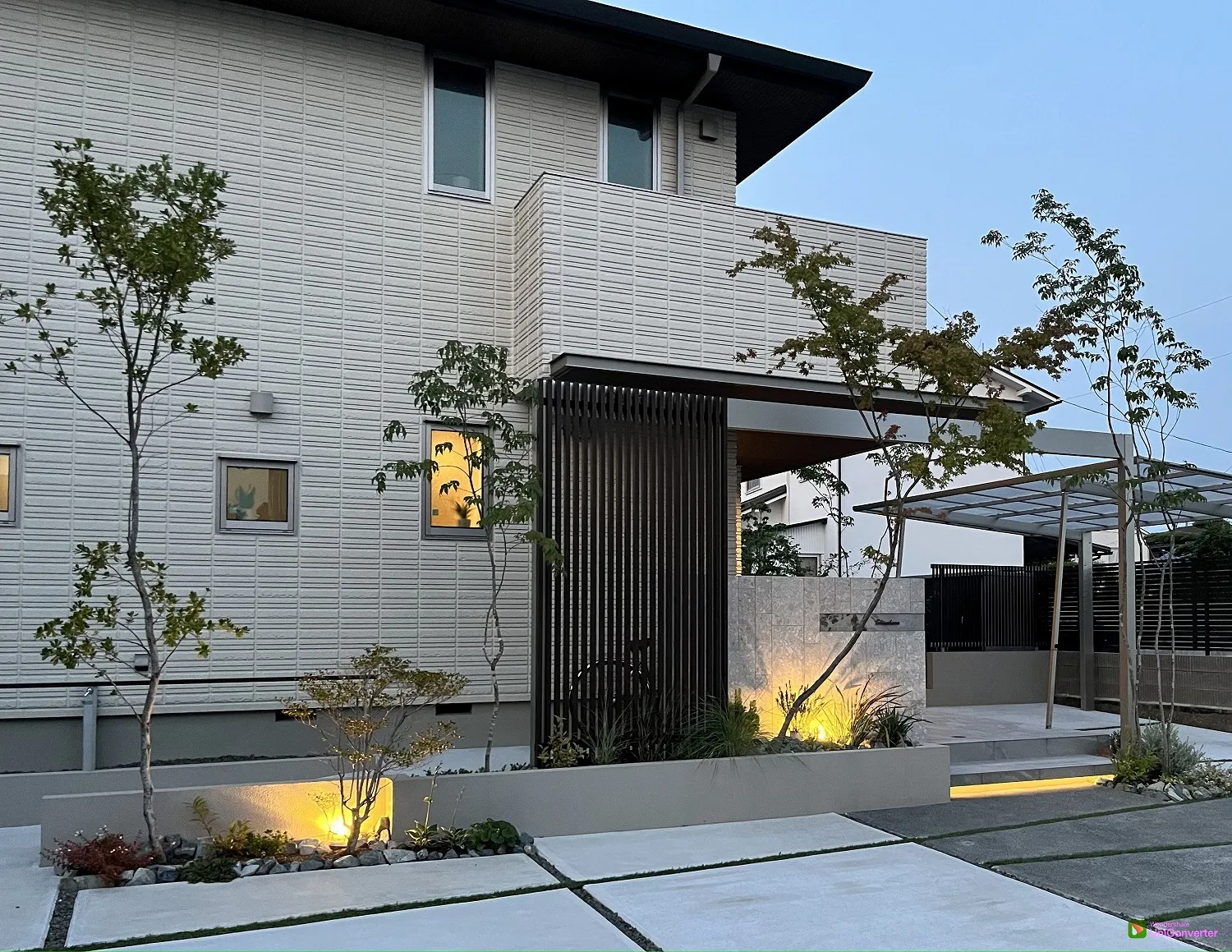 ほどよい緑が潤いのある印象を作り出す