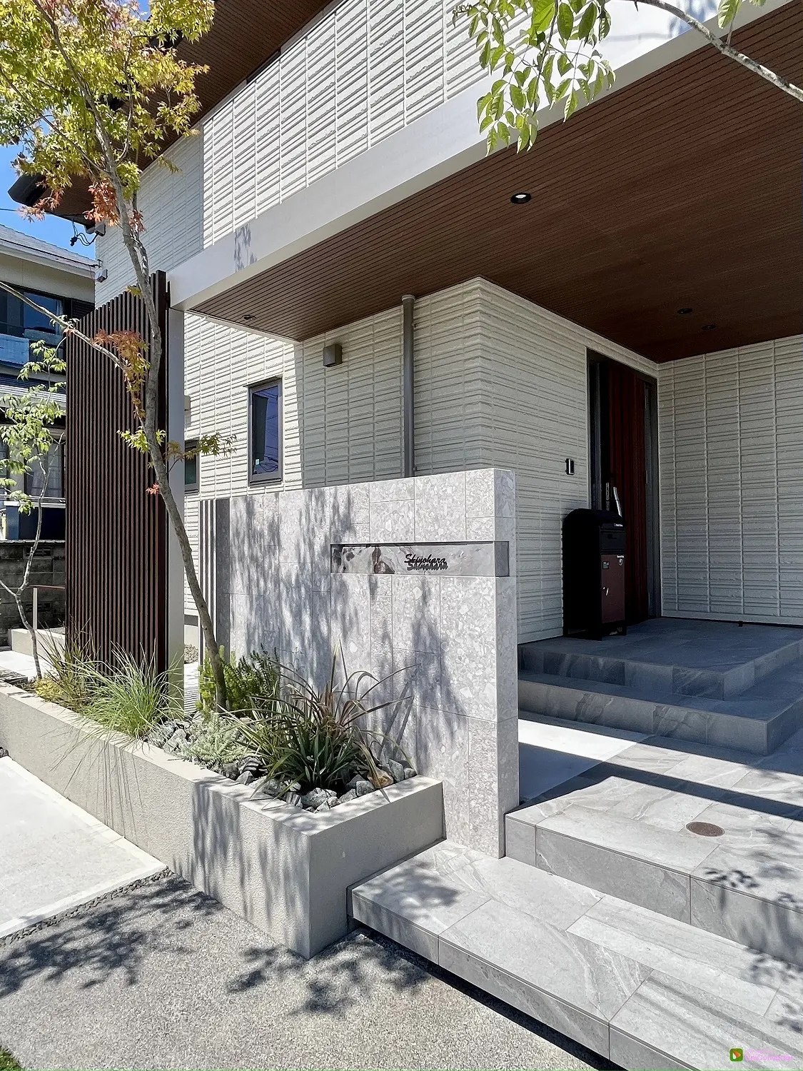 植物の陰影が美しい門周り