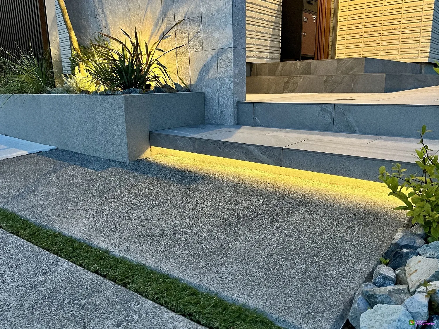 ライトアップにより、蹴込み階段の浮遊感が一層際立ちます。