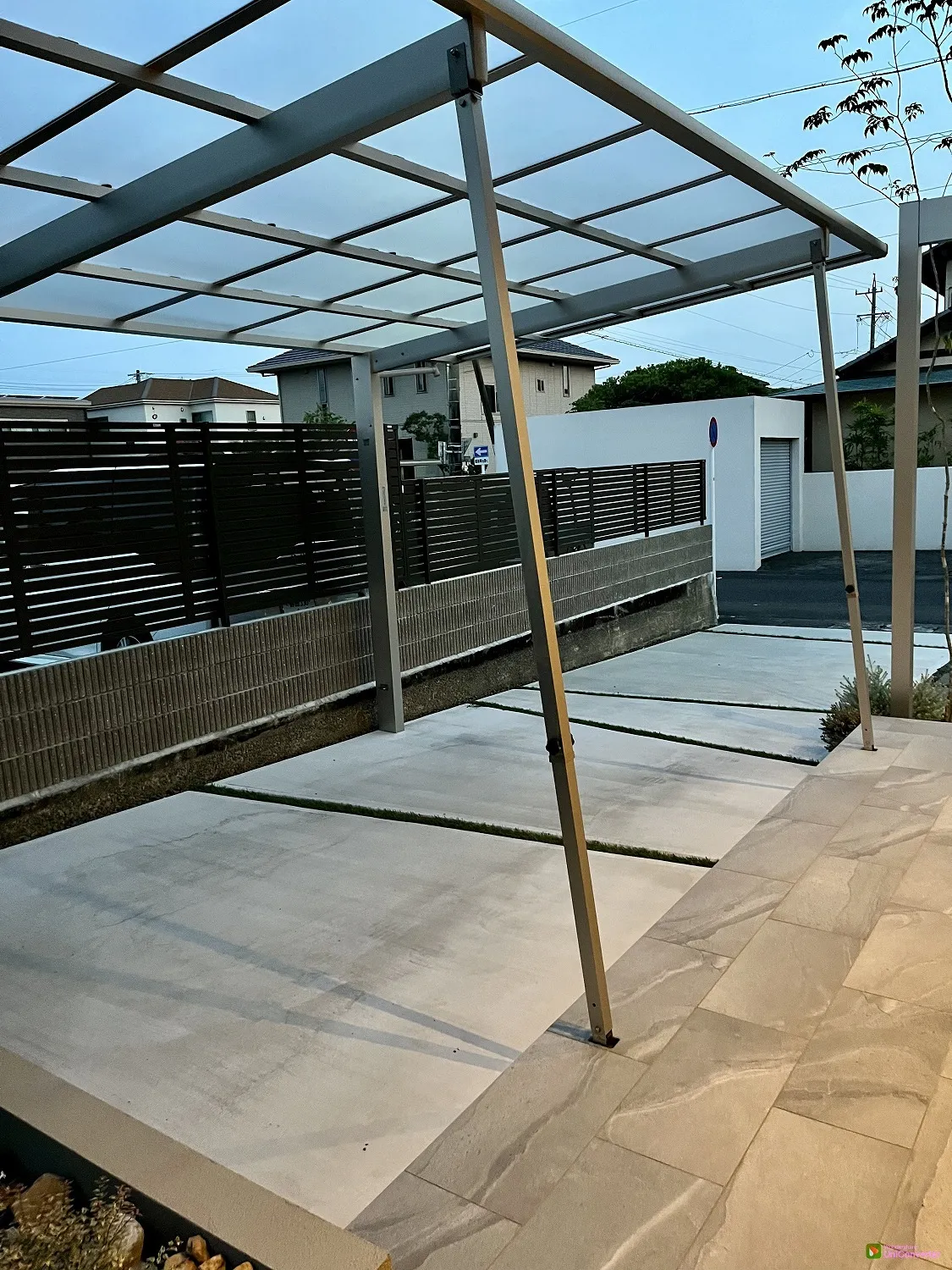 玄関脇に設えたカーポートで雨天でも濡れずに車への行き来ができます。