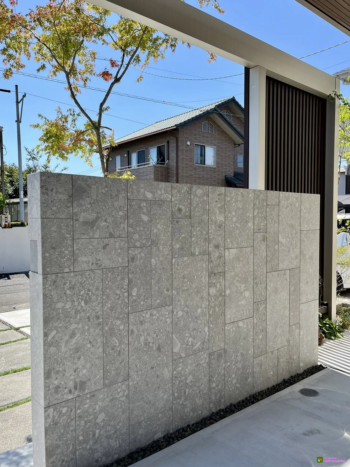 さまざまなサイズのタイルがバランスよく配置された門壁