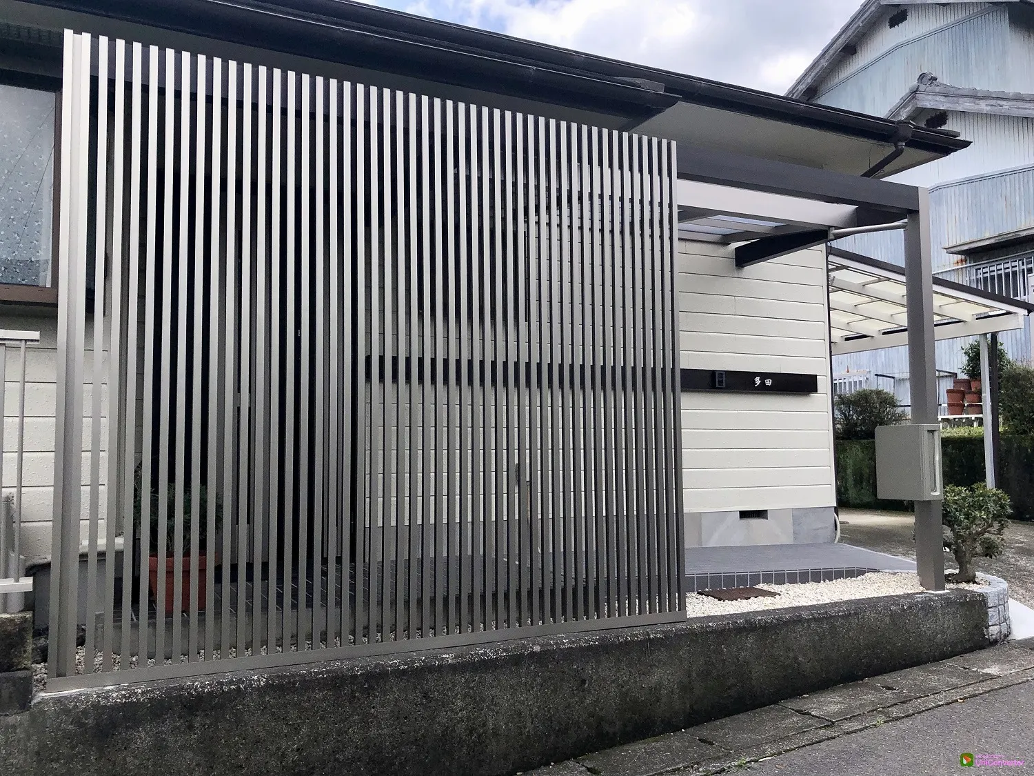 わずかに抜け感をつくる格子スクリーンで、圧迫感の少ない目隠しを設置