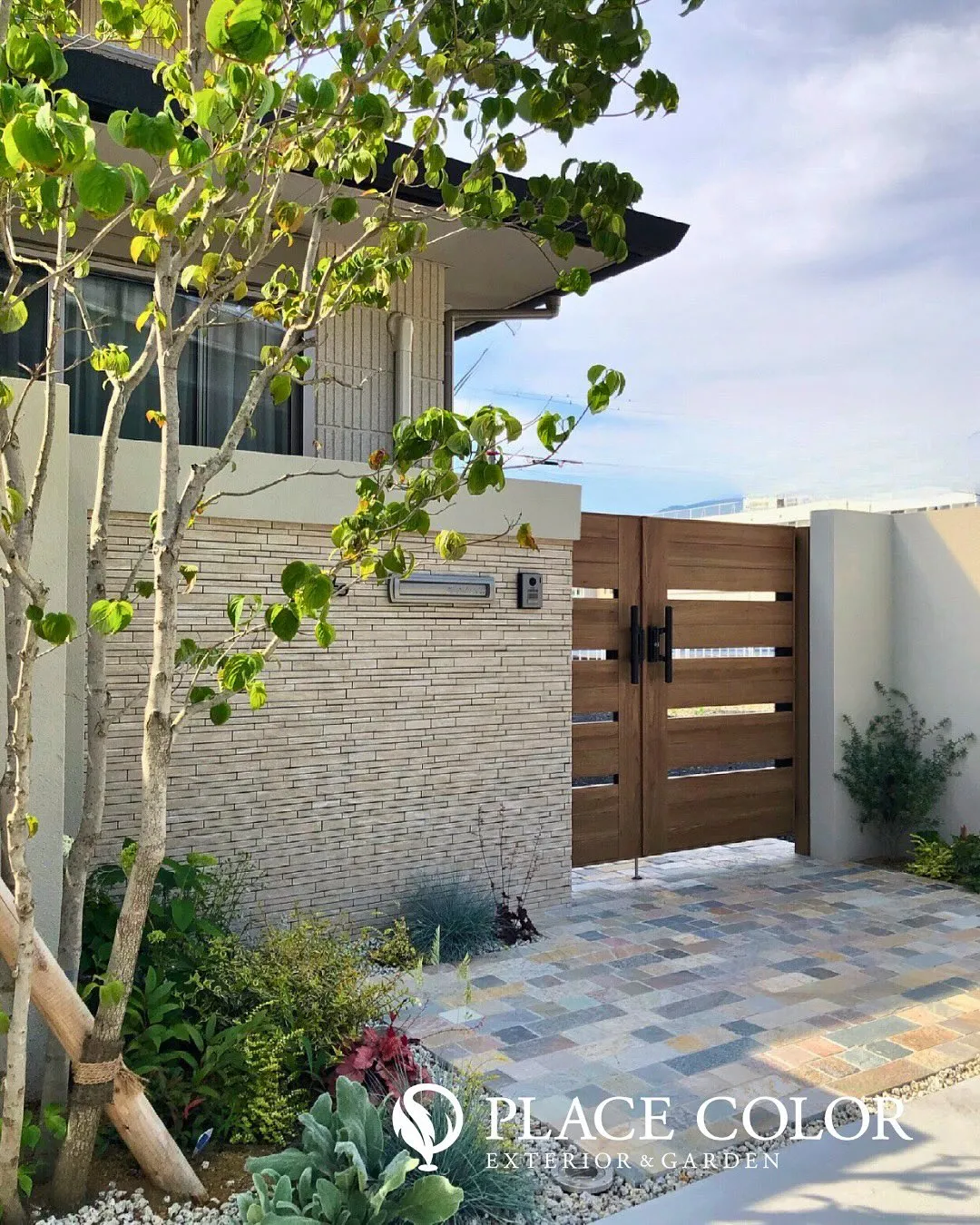 ナチュラルモダンスタイルのクローズドエクステリア🌿 