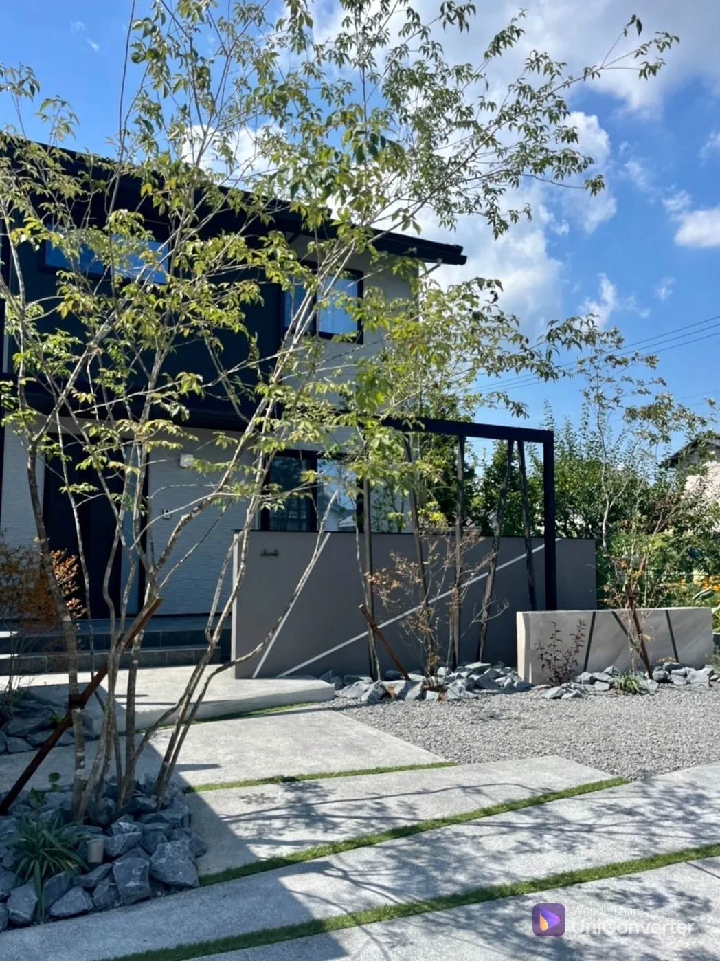 床面にも斜めのラインを取り入れ、統一感を図ります。