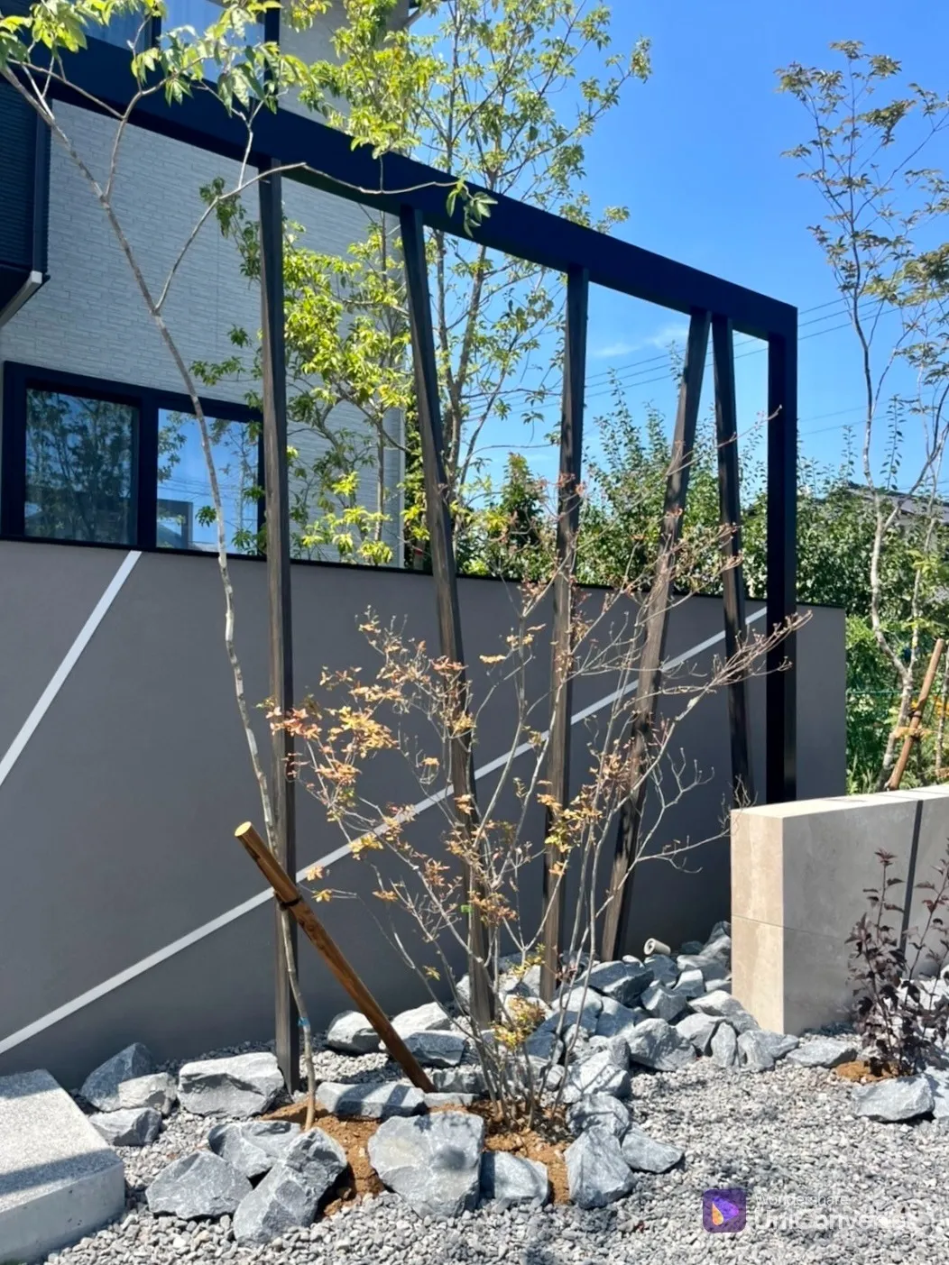 斜めの格子と緑が重なり合う景色が美しい