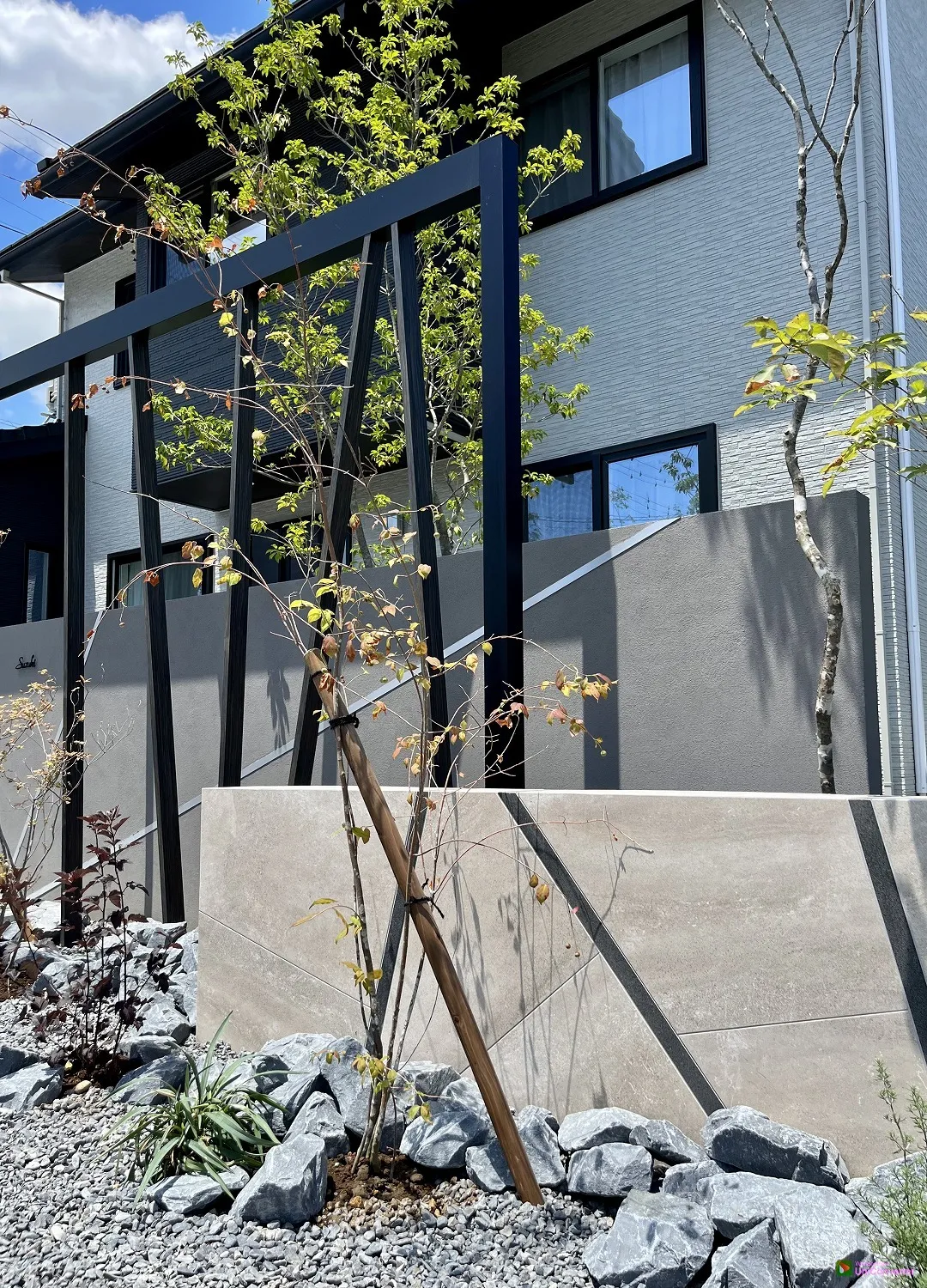 腰壁にも斜めのラインを取り入れて統一感を図ります。