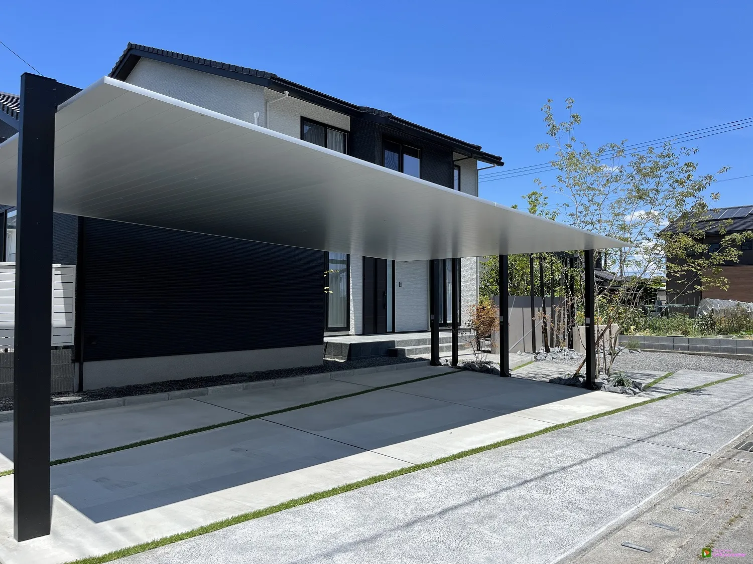 存在感のある３台用カーポート