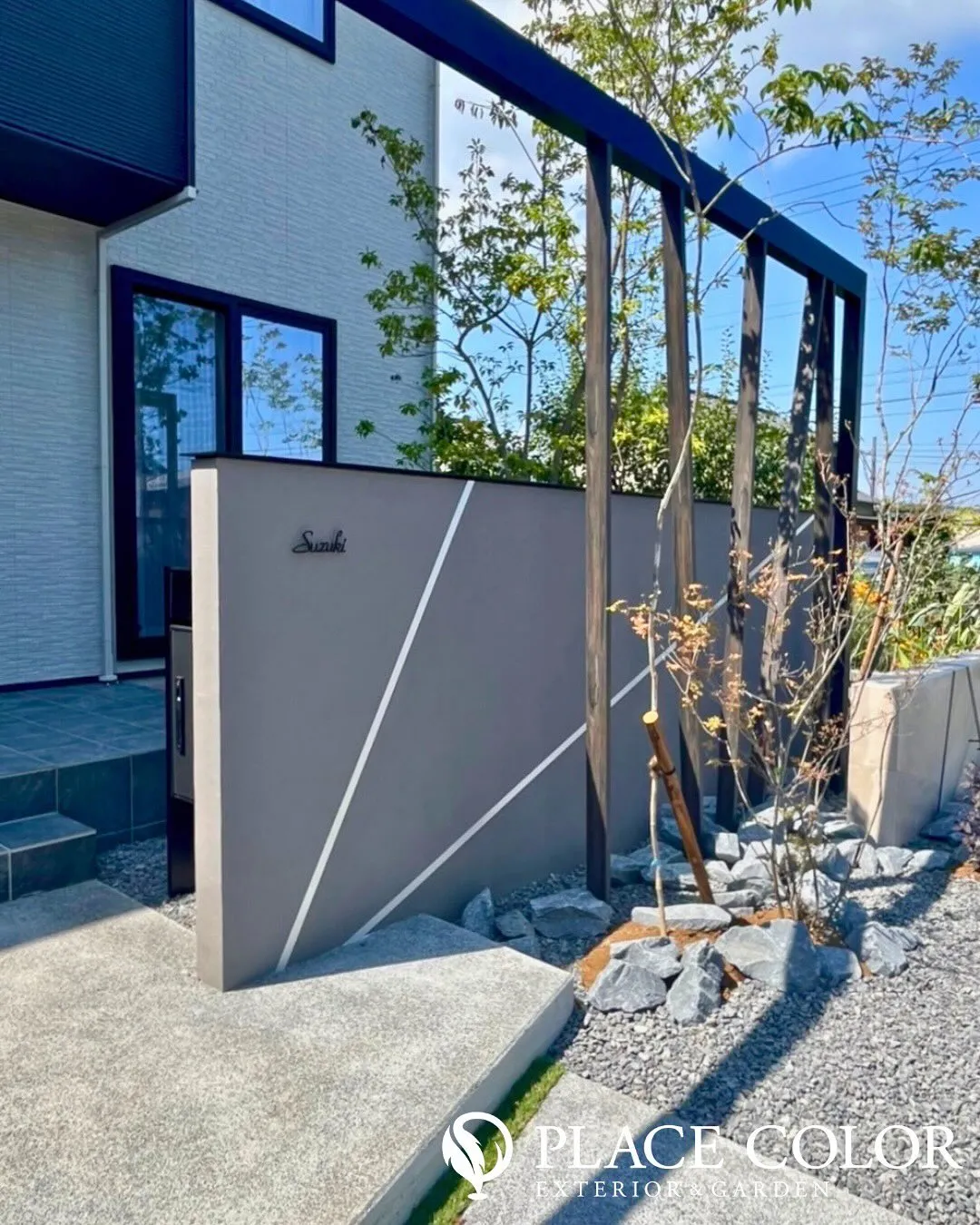 斜めラインが印象的なモダンエクステリア🌿門柱と格子フレームで...