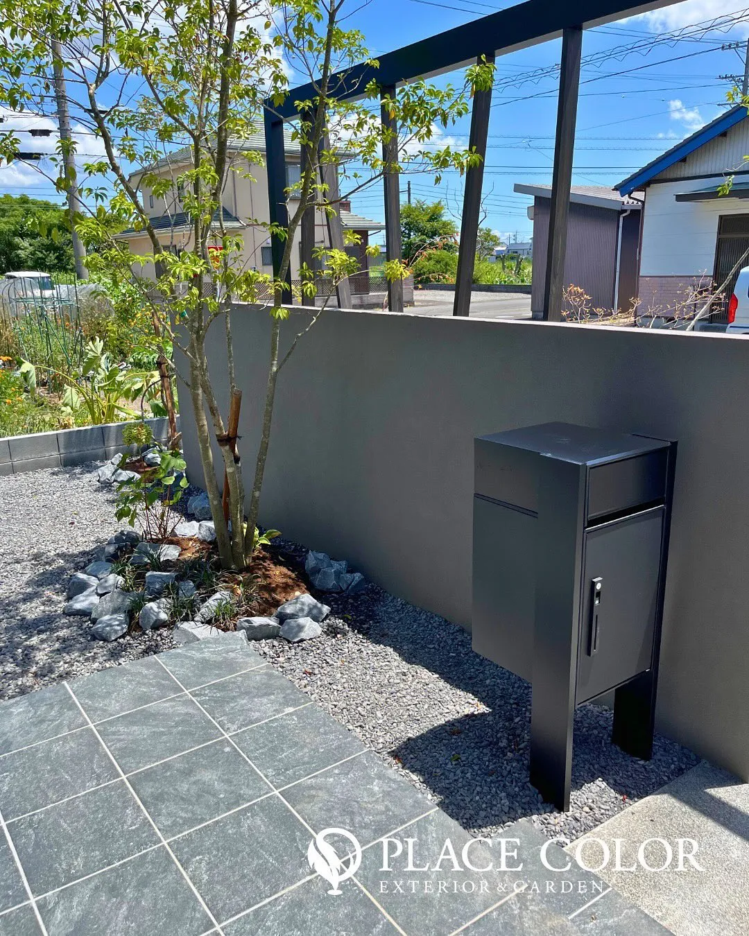 斜めラインが印象的なモダンエクステリア🌿門柱と格子フレームで...