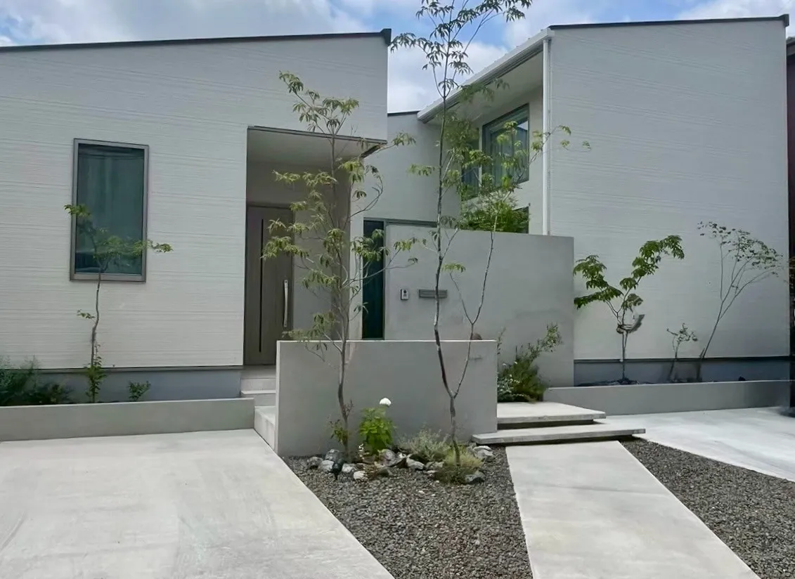 藤枝市　シンプルモダンな外構と緑が調和する上質な住まい