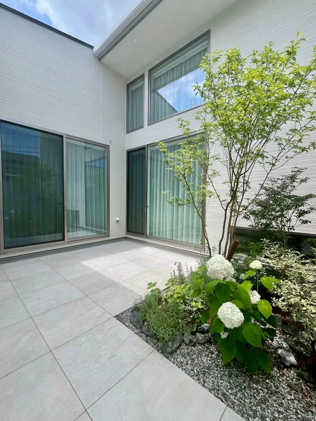 高い門壁の裏側にあるプライベートゾーンの中庭