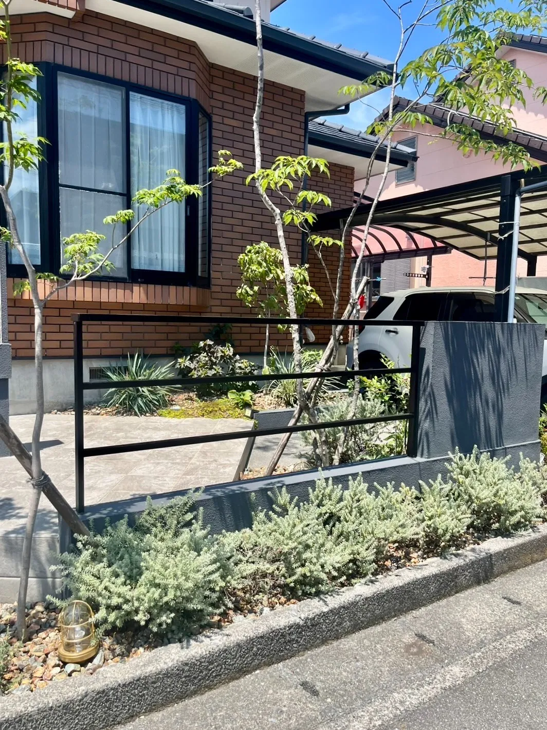 フレームフェンスがモダンな印象を与える