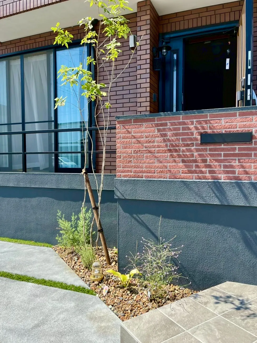 外壁と統一性のある赤レンガの門袖