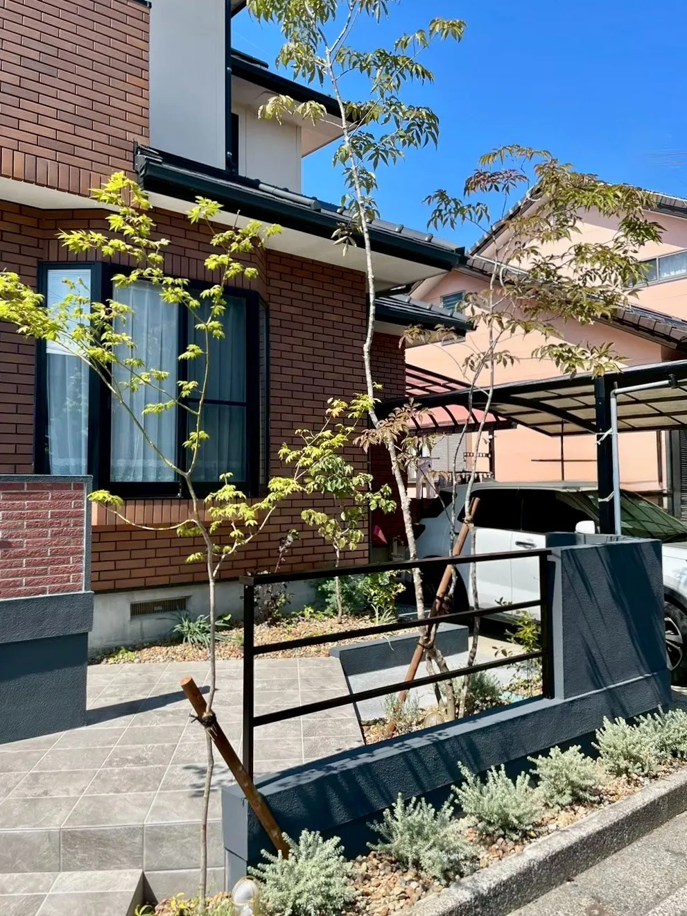 彩のある植栽が玄関周りを豊かにしてくれます