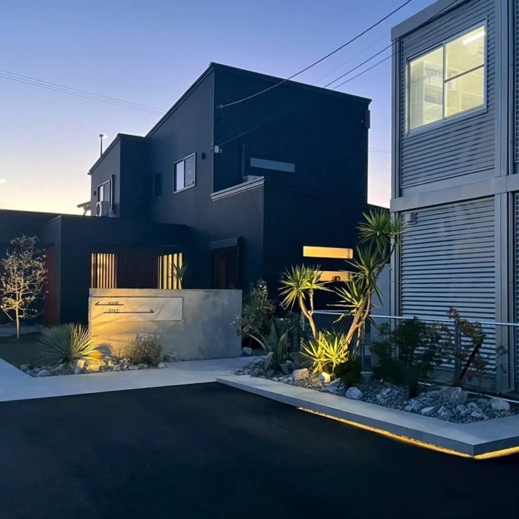 吉田町　モダンな邸宅に映える、リゾートモダン外構