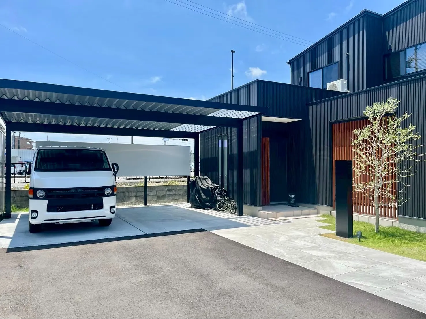 建物窓への光を考慮した折半屋根のカーポート