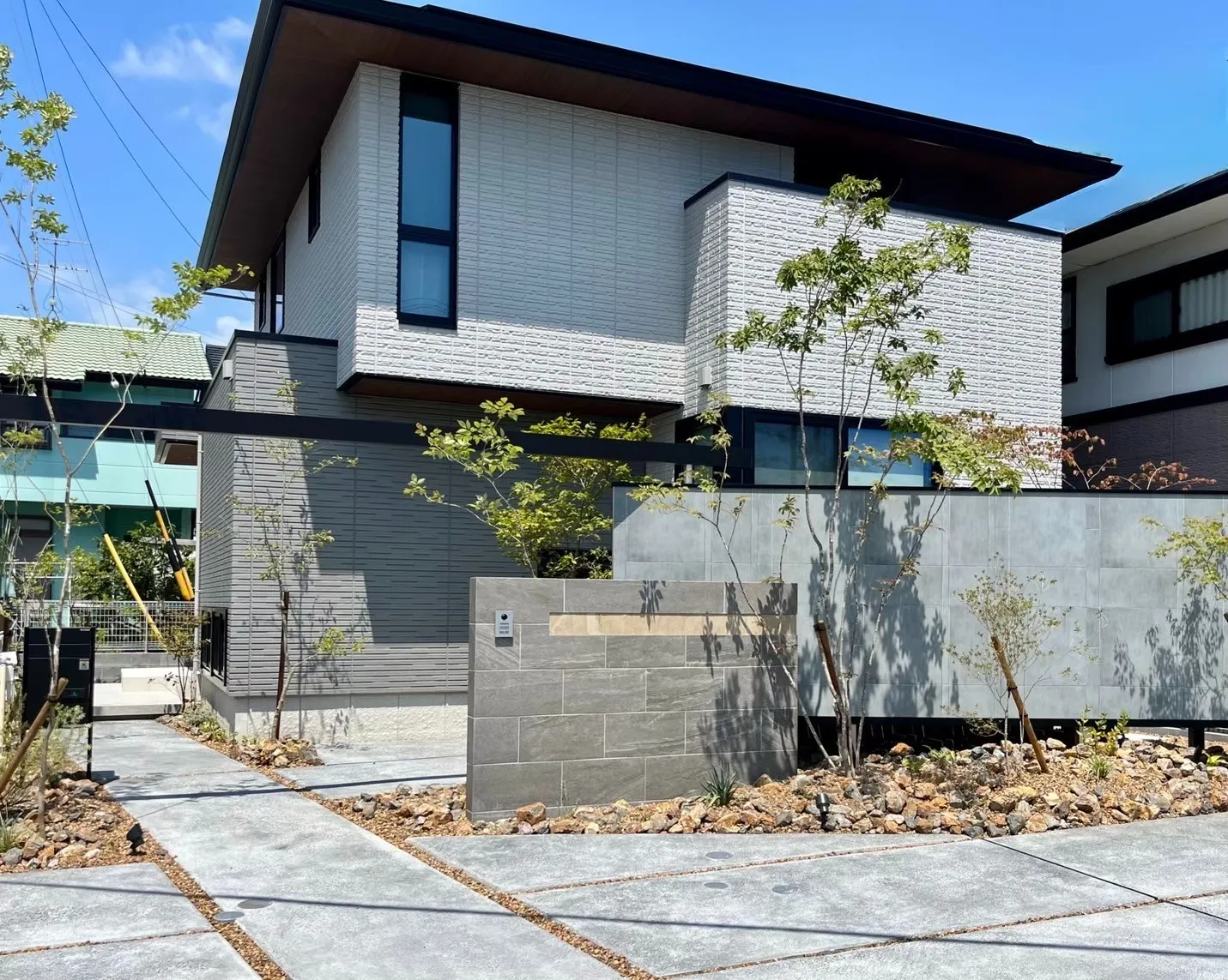 静岡市　暮らしに寄り添う、モダンファサードと庭景色