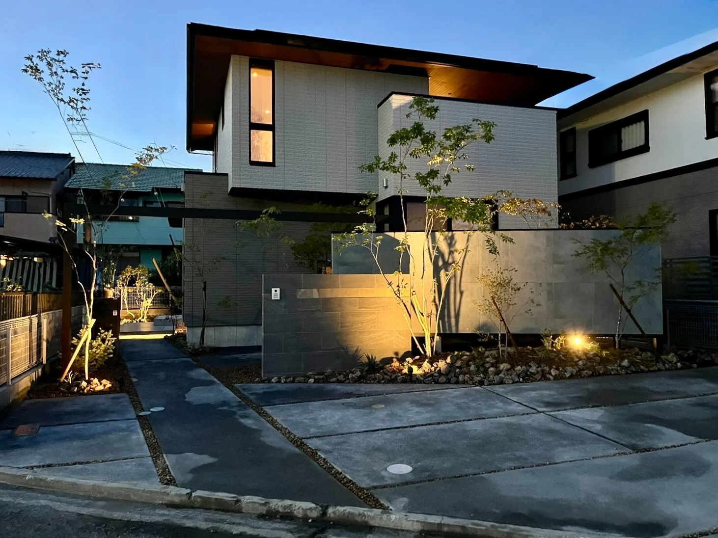 植栽のライトアップが映える、上質で落ち着いた佇まいの外構