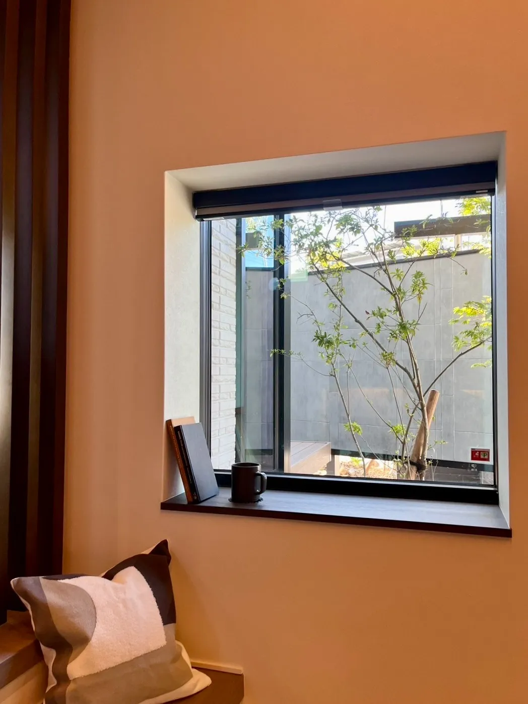 窓越しの緑を楽しめる、落ち着いた癒しの空間