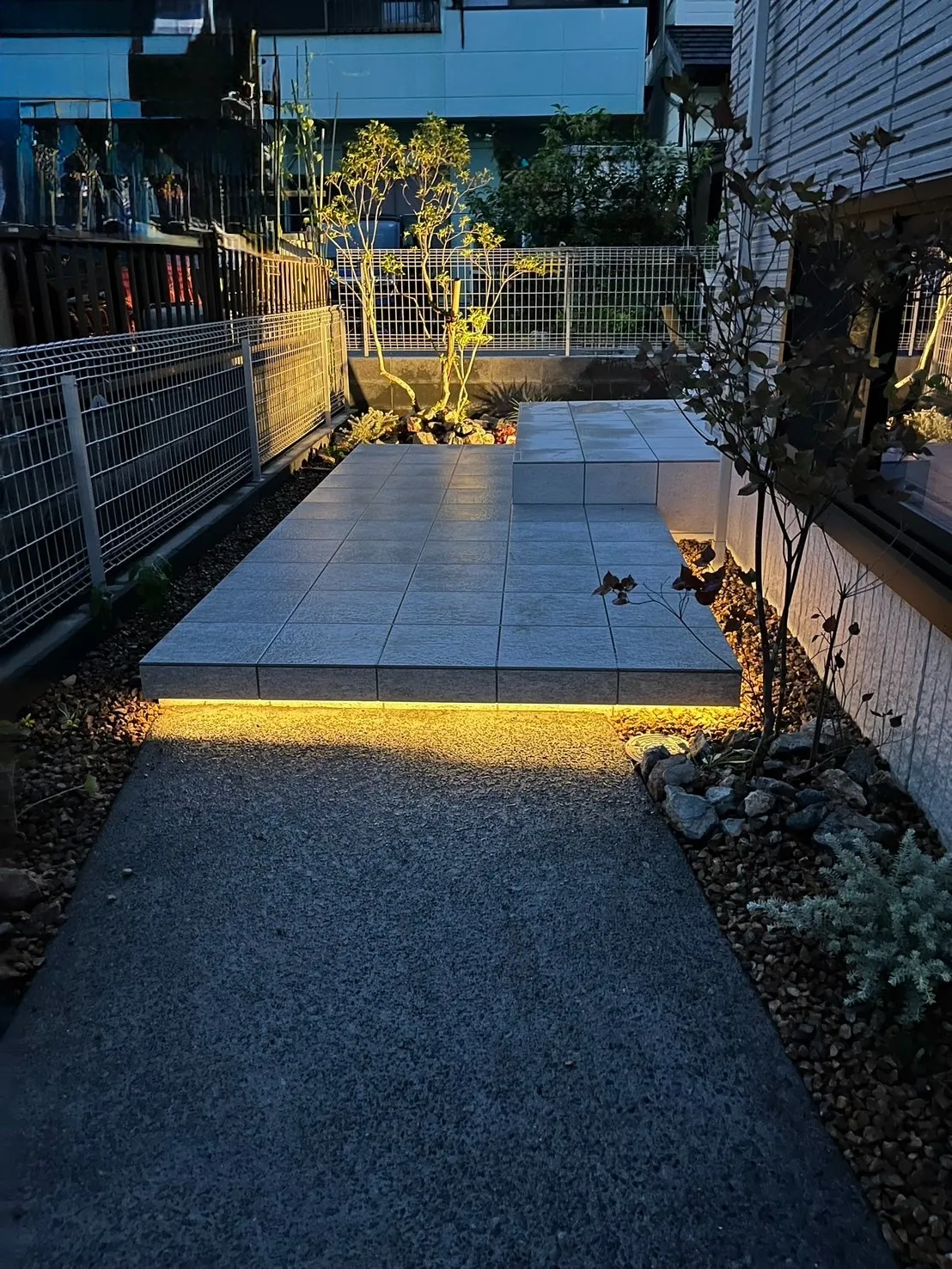 間接照明が映える、上質で落ち着いた玄関ステップ