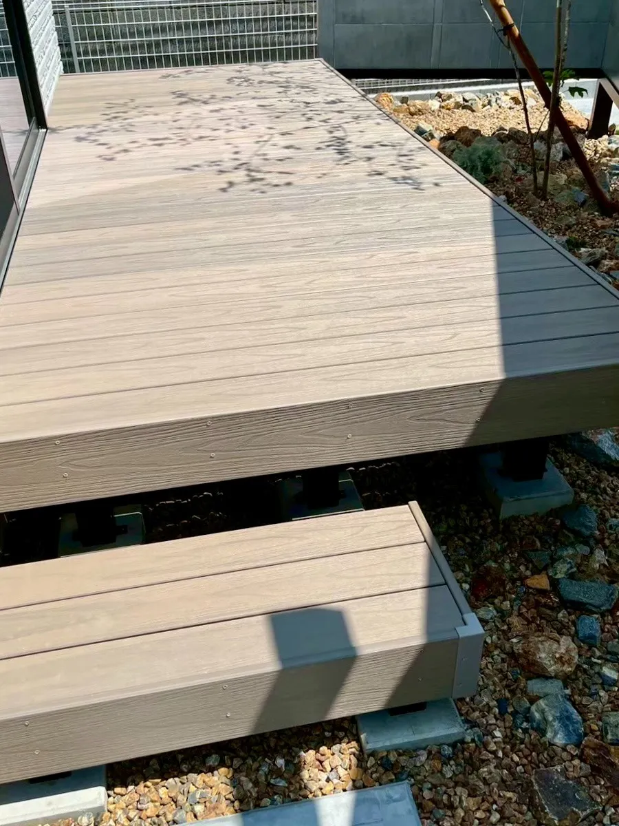 木調の質感が心地よい、メンテナンスフリーな人工木デッキ