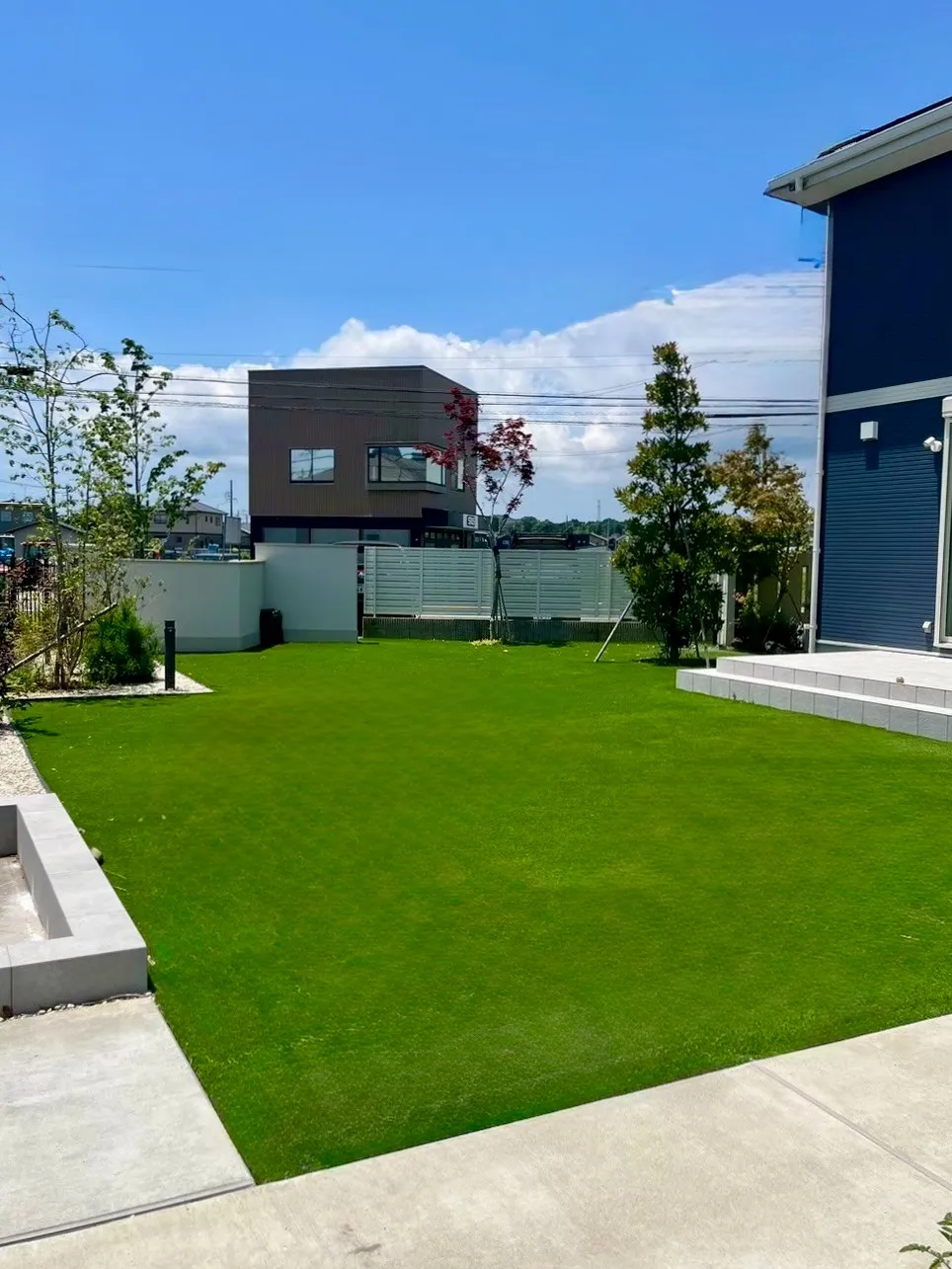 広々とした人工芝。心地よい、開放感あふれる庭空間