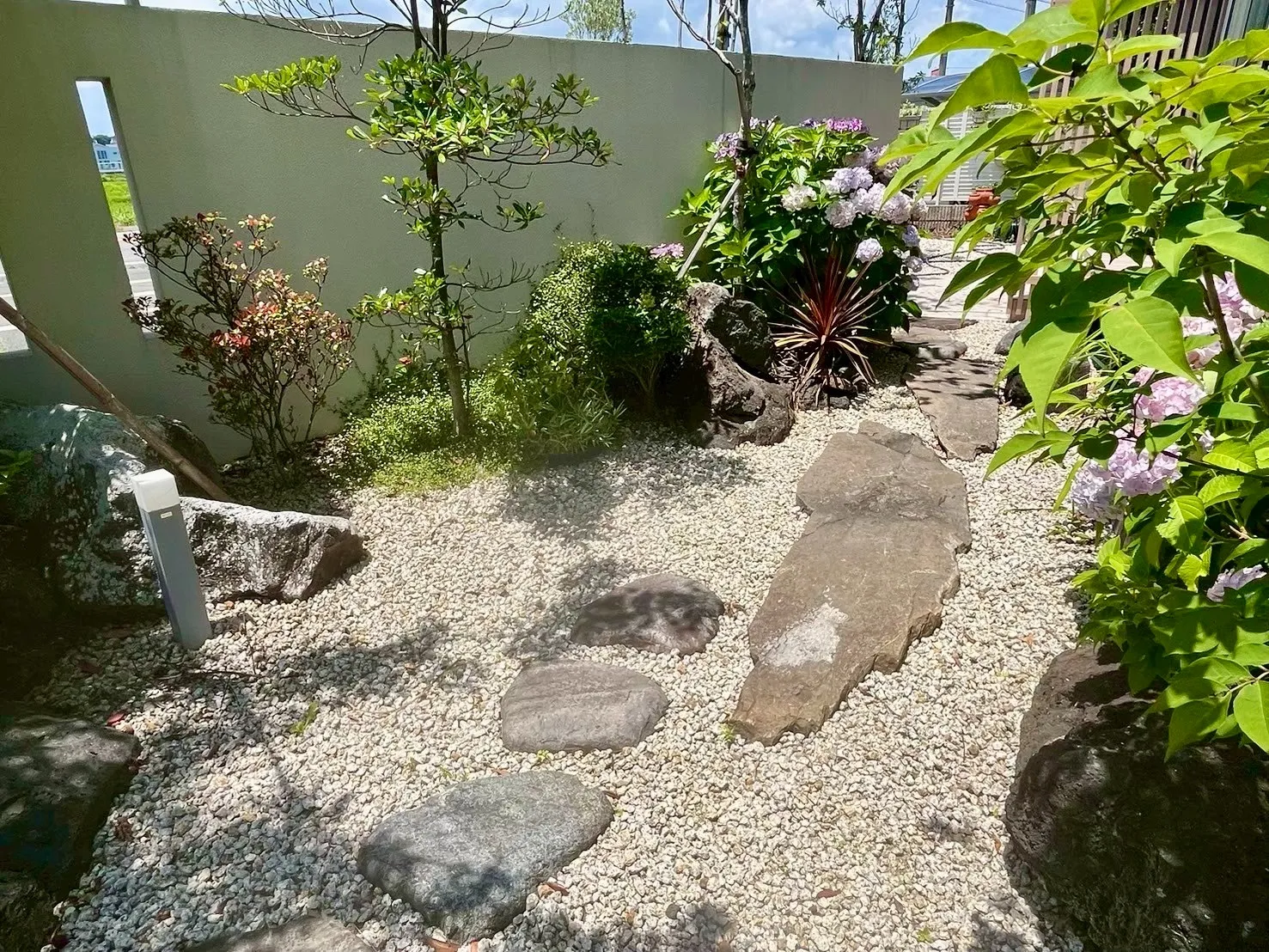 自然石と植栽が調和する、和の趣を感じる落ち着いた坪庭スペース