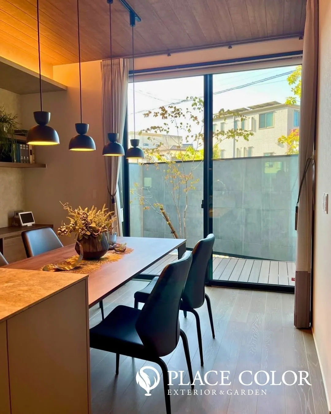 窓越しの緑を楽しめる落ち着いた癒しの空間🌿 