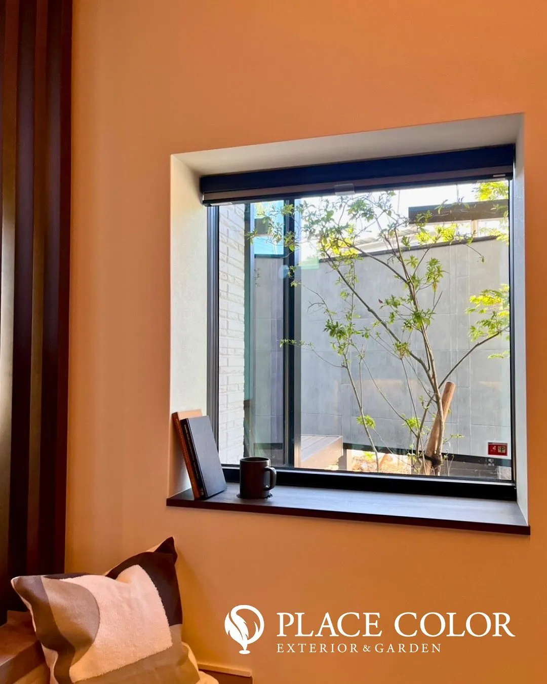 窓越しの緑を楽しめる落ち着いた癒しの空間🌿 