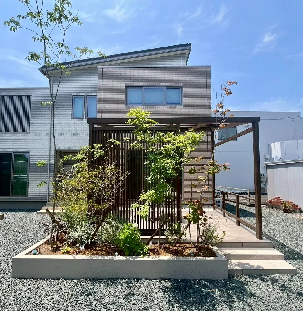 植栽と木調パーゴラが調和する、ナチュラルで落ち着いたデザイン