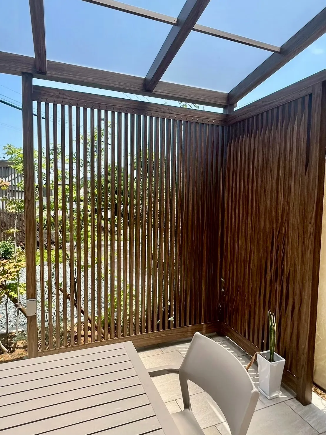 木調ルーバーが程よく視線を遮り、落ち着いた時間を過ごせるテラス空間