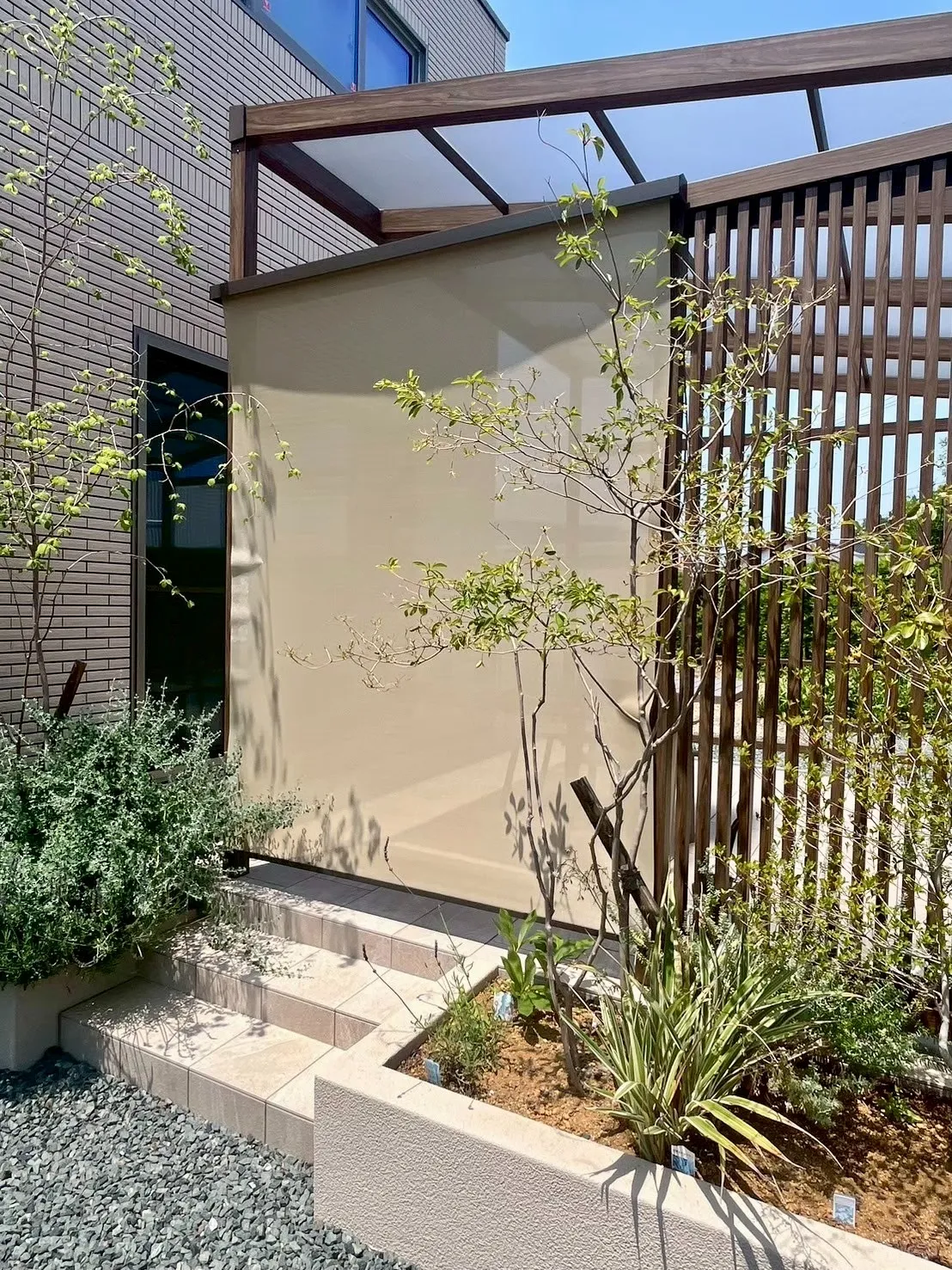 シェードと植栽が調和する、心地よいプライベートガーデン空間