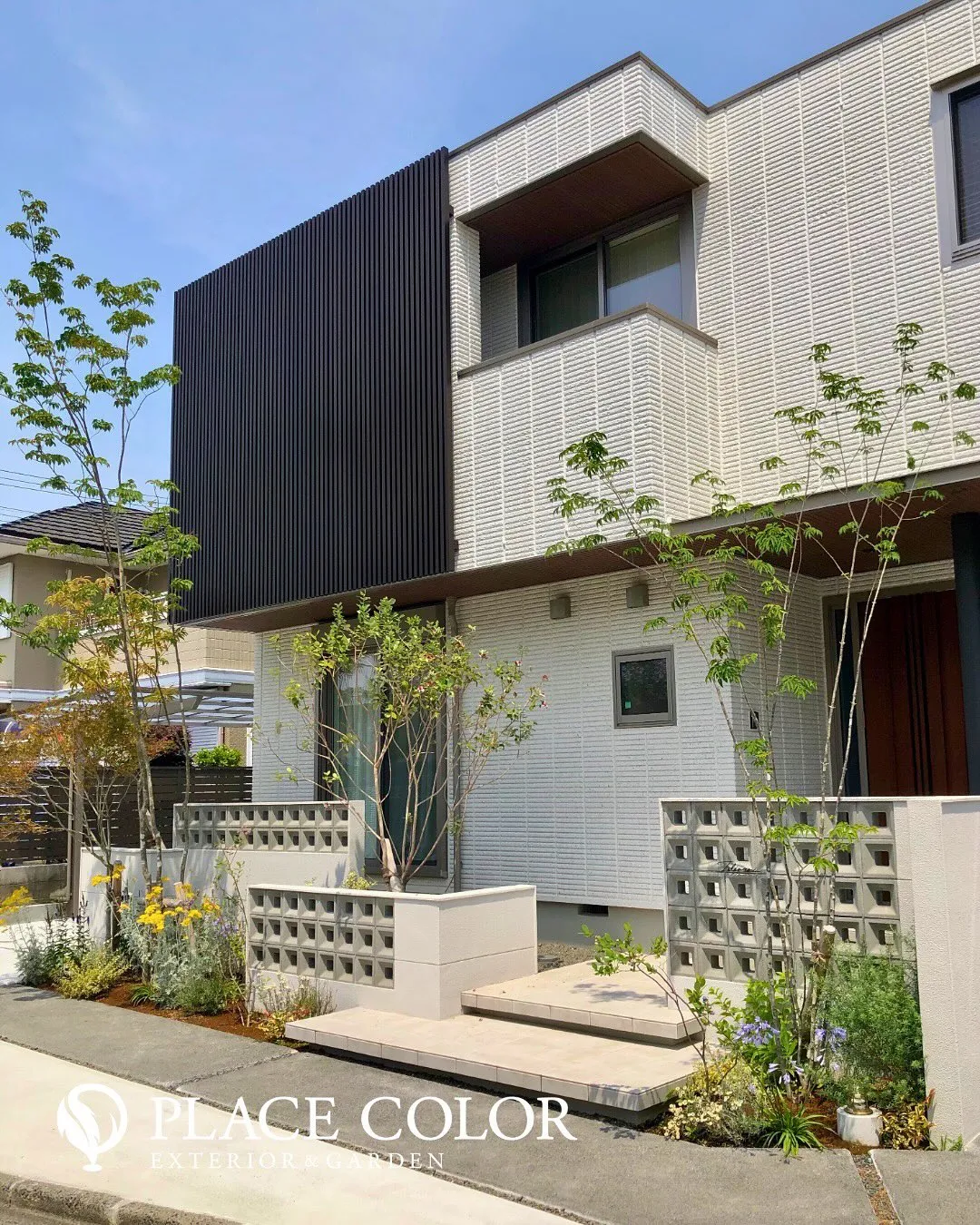 連続したスクリーンで魅せるモダンエクステリア🏡