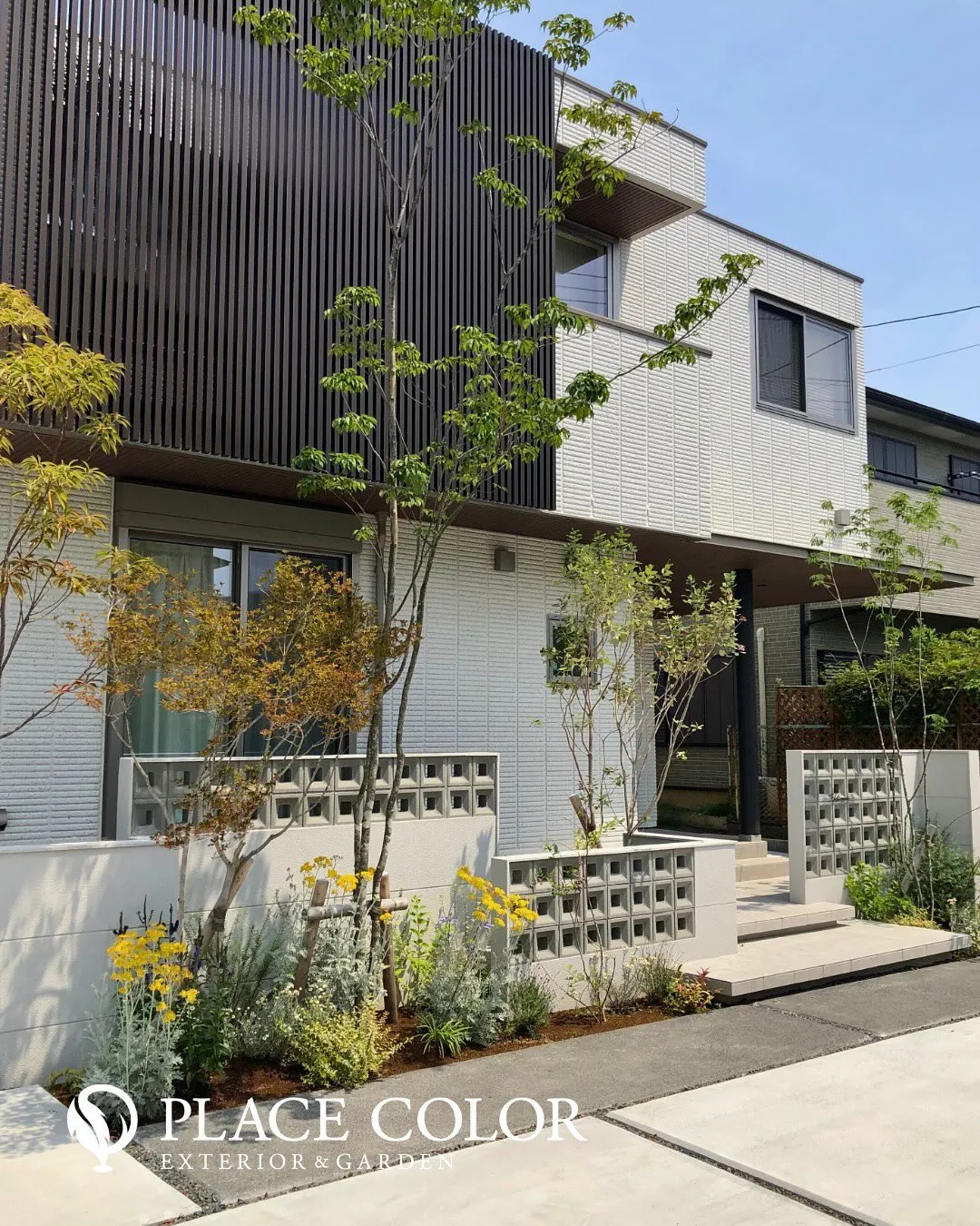 連続したスクリーンで魅せるモダンエクステリア🏡