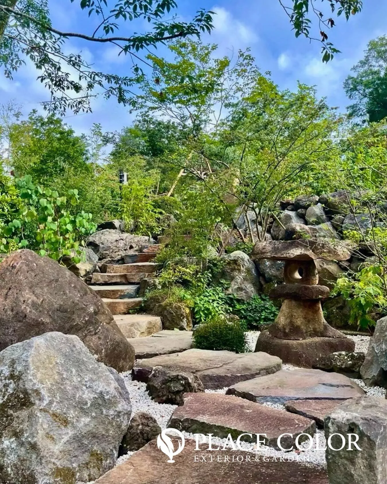 自然石の階段と飛び石が風情ある動線をつくり、石灯籠が趣を添え...