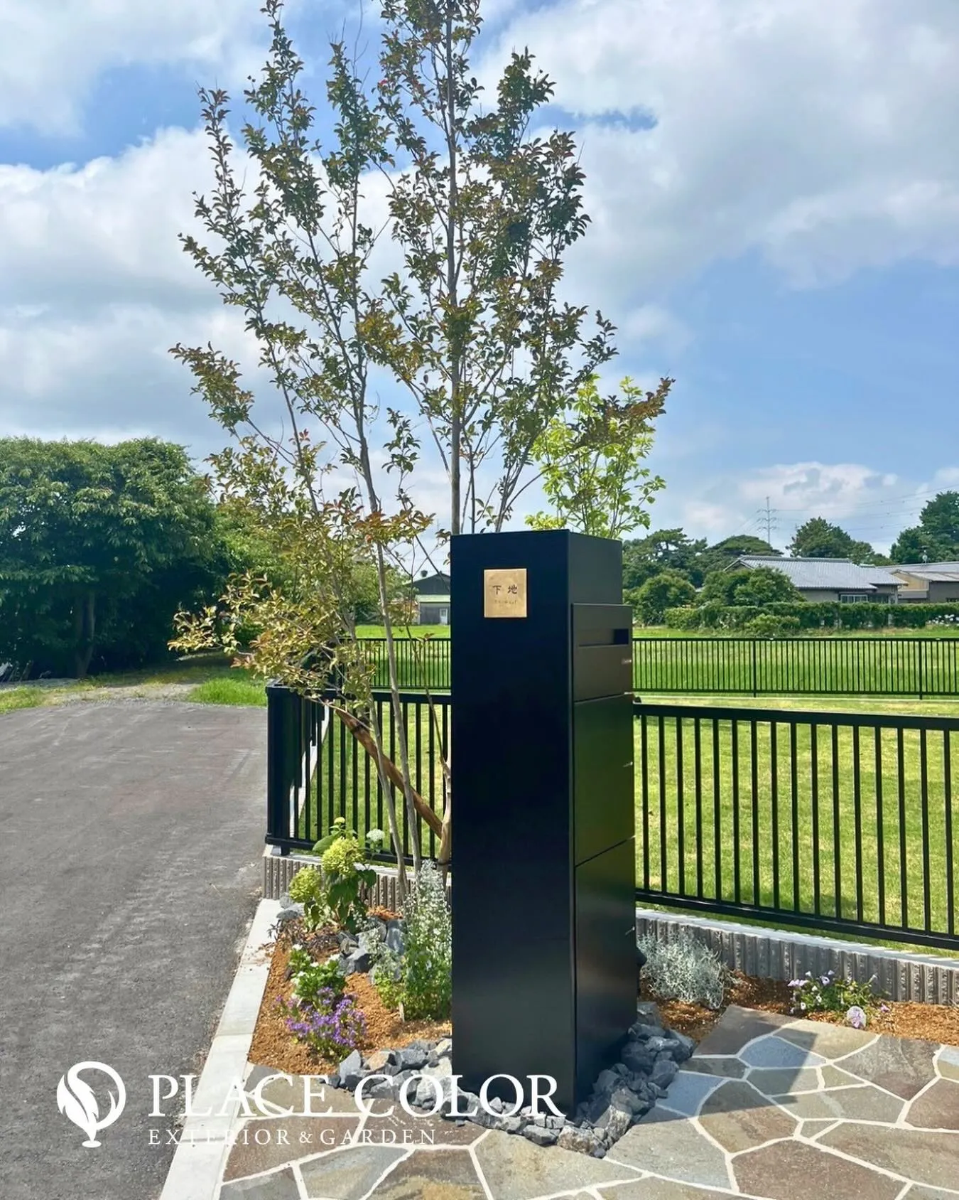 シンプルな黒の機能門柱が景色に映える、スタイリッシュな外構🌿...