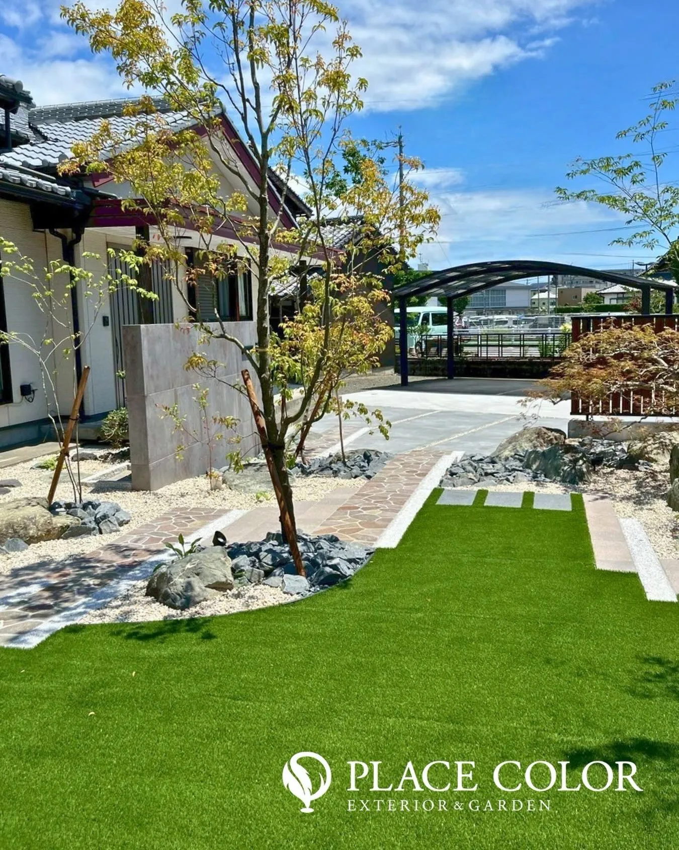 人工芝と乱形石のコントラストが美しいアプローチ🌿自然石と植栽...