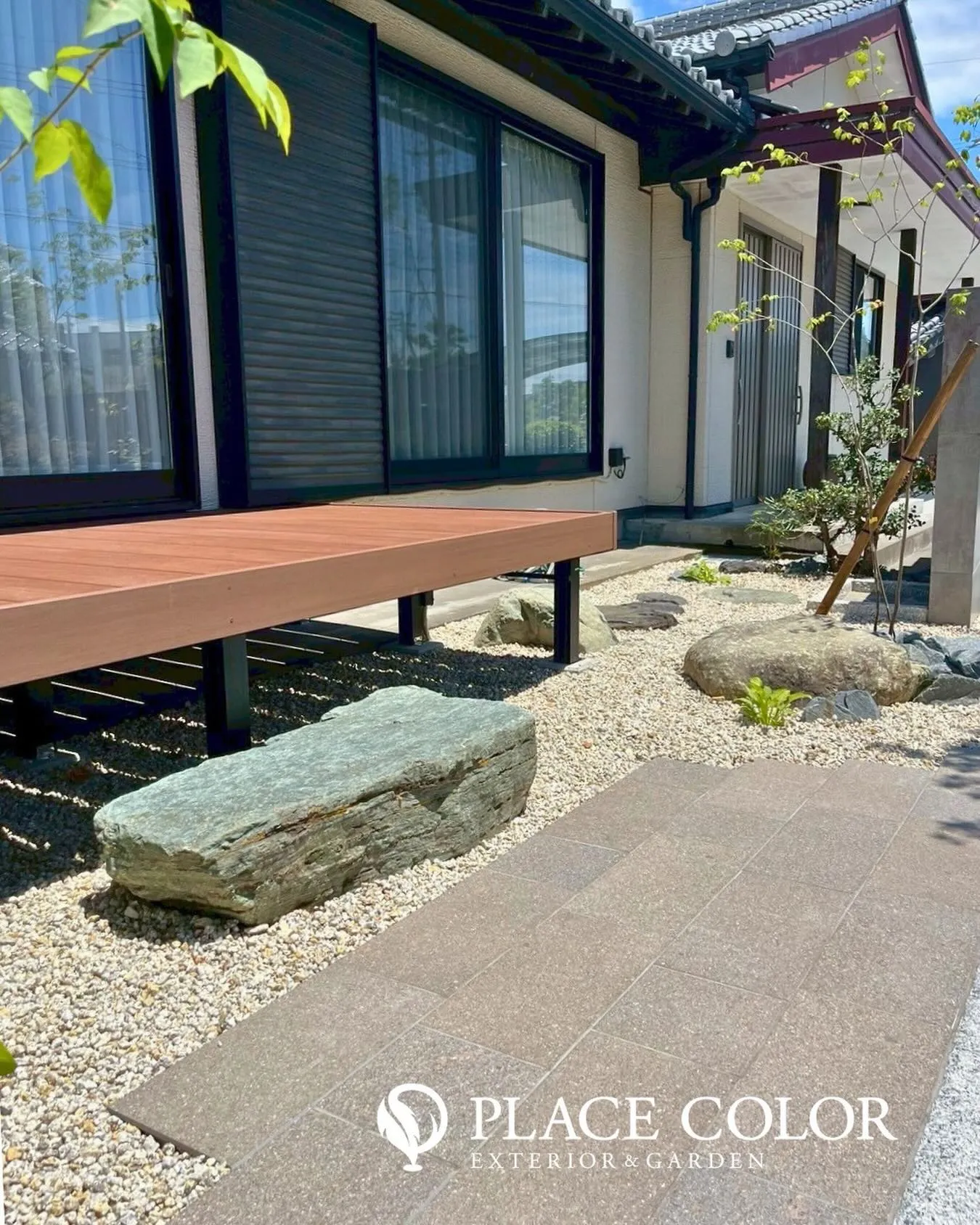 ウッドデッキと自然石、砂利を組み合わせたシンプルで上品な和モ...