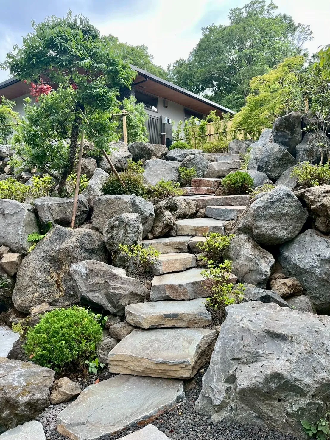 大きな石組みと自然石の階段が力強さを感じさせる、重厚なサブアプローチ